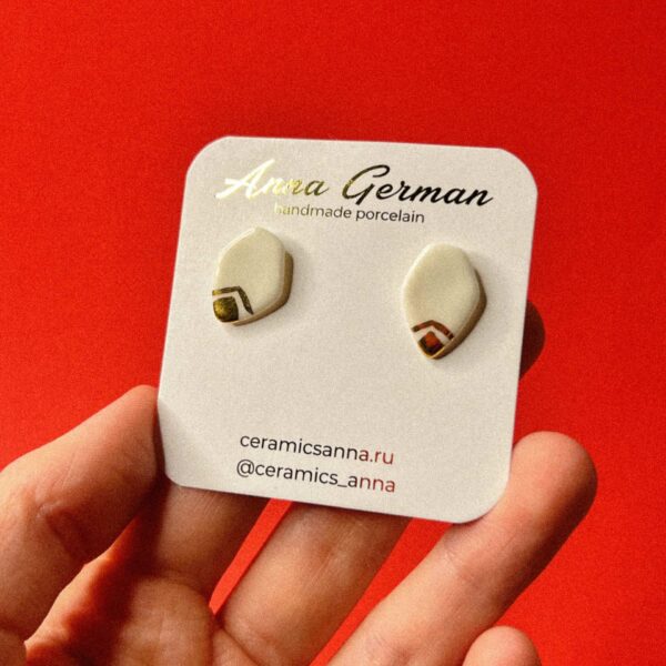 Фарфоровые серьги-гвоздики с золотом, белого цвета, неправильной формы с золотом "Острие", РФ