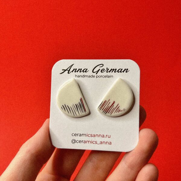 Фарфоровые серьги-гвоздики с золотом, белого цвета, полукруглой формы "Линии", РФ