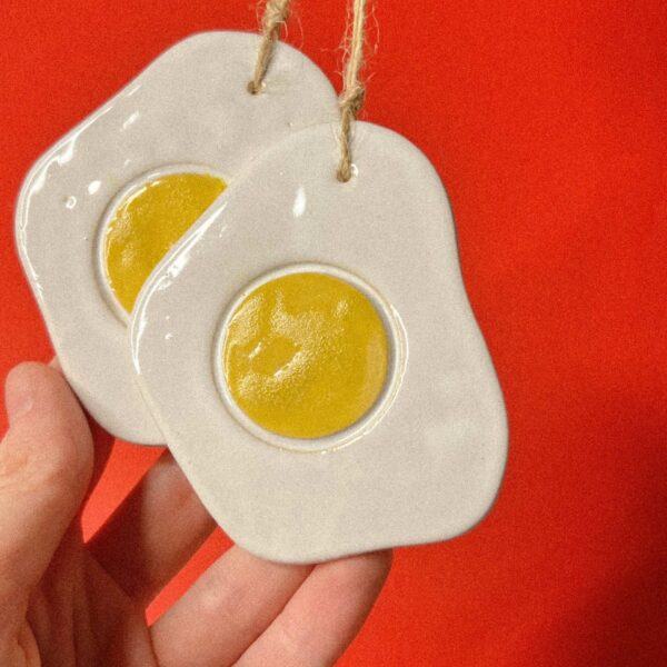 Ёлочная игрушкаподвеска "Яичница", керамика, РБ