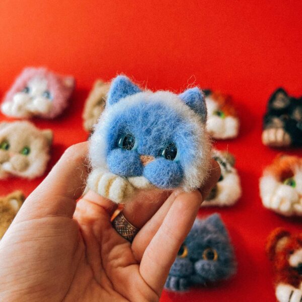 Валяная брошь "Молочно-голубой кот", шерсть, РФ