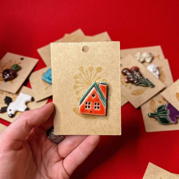 Керамическая брошь "Домик с зелёной крышей", РФ