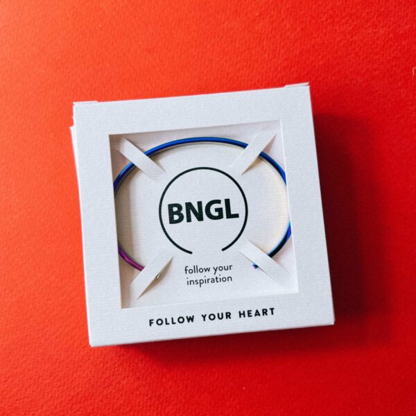 Браслет с гравировкой "Follow your heart", радужная ювелирная сталь, РФ