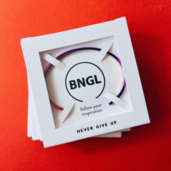 Браслет с гравировкой "Never give up", радужная ювелирная сталь, РФ