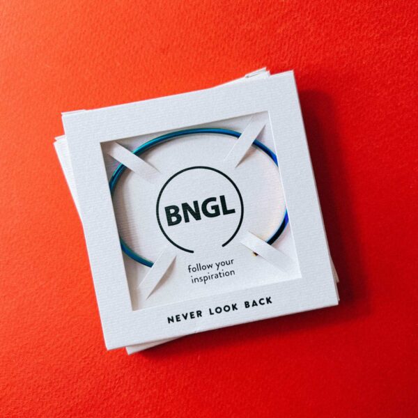 Браслет с гравировкой "Never look back", радужная ювелирная сталь, РФ