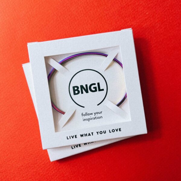 Браслет с гравировкой "Live what you love", радужная ювелирная сталь, РФ