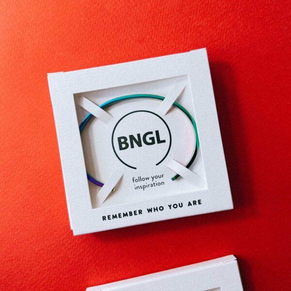 Браслет с гравировкой "Remember who you are", радужная ювелирная сталь, РФ