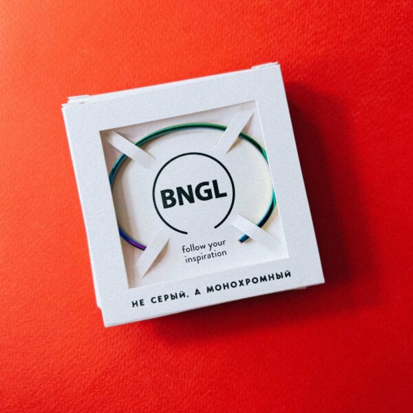 Сувенирный браслет с гравировкой "Не серый, а монохромный", радужная ювелирная сталь, РФ