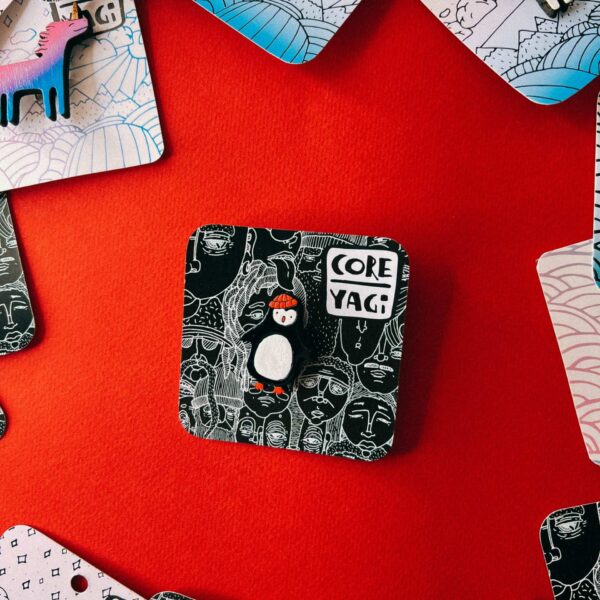 Деревянная брошь с ручной росписью «Пингвин в шапочке», РФ