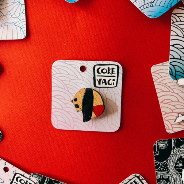 Деревянная брошь с ручной росписью «Панда клубочком», РФ