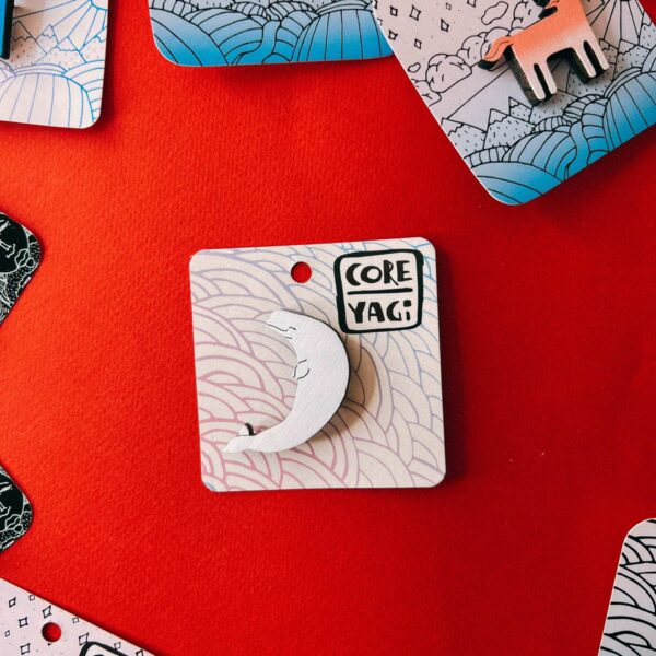 Деревянная брошь с ручной росписью «Белуга», РФ