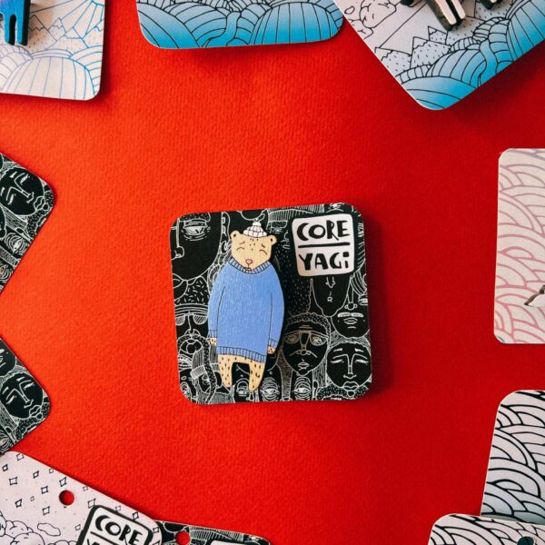 Деревянная брошь с ручной росписью «Мишка в синем свитере», РФ