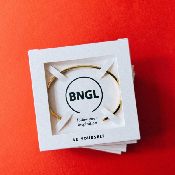 Браслет с гравировкой "Be yourself", золотая ювелирная сталь, РФ