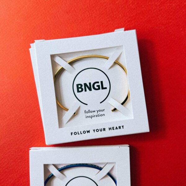 Браслет с гравировкой "Follow your heart", золотая ювелирная сталь, РФ