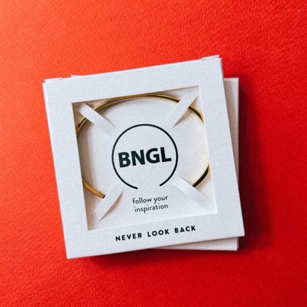 Браслет с гравировкой "Never look back", золотая ювелирная сталь, РФ