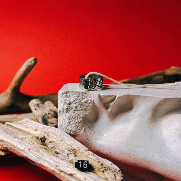 Кольцо с текстурой "Кратеры" из кованой нержавеющей стали, 16 размера, РБ
