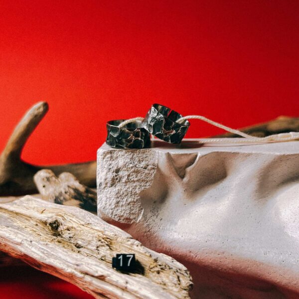 Кольцо с текстурой "Кратеры" из кованой нержавеющей стали, 17 размера, РБ