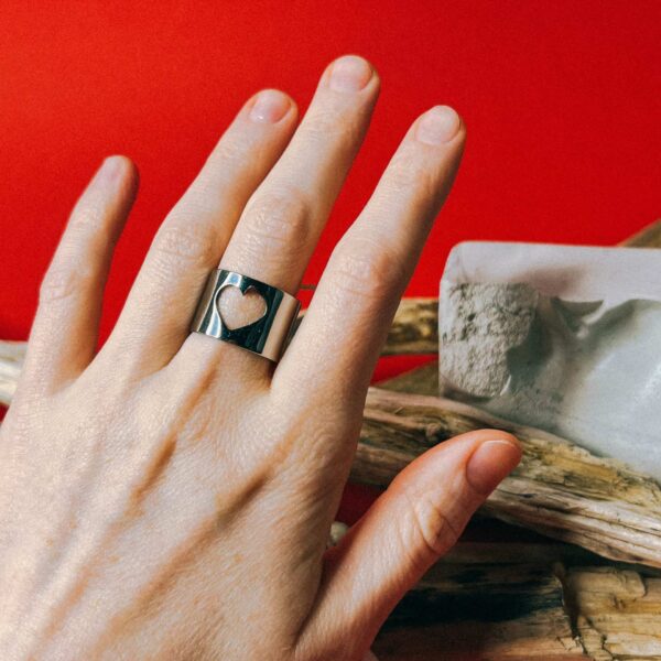 Кольцо "Сердце" из кованой нержавеющей стали, широкое, глянцевое, 18 размера, РБ