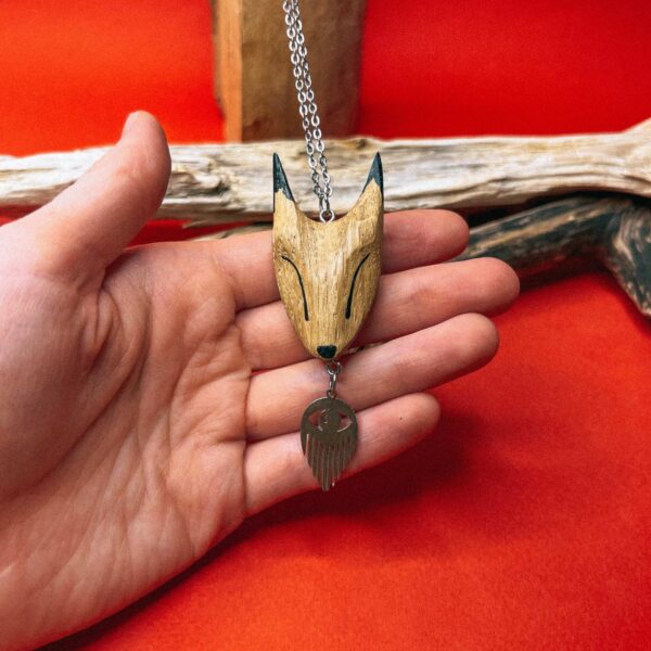 Кулон "Бежевая лисица", массив лиственных пород деревьев, РФ