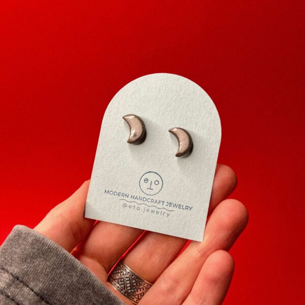 Серьги-гвоздики «Полумесяцы», темно-бежевого цвета, керамика, РБ