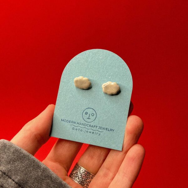 Серьги-гвоздики «Облака», светло-серого цвета, керамика, РБ