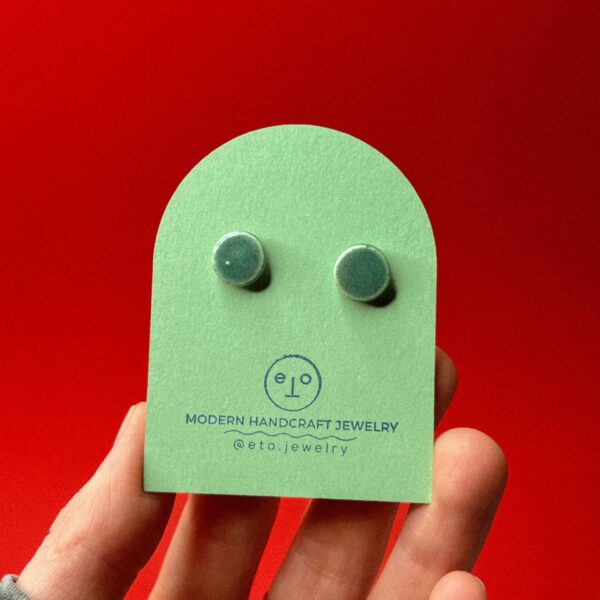 Серьги-гвоздики круглые, дымчато-зеленого цвета, керамика, РБ