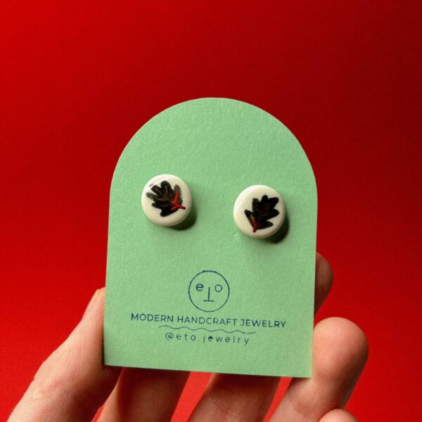 Серьги-гвоздики "Листик", светло-бежевого цвета с золотом, керамика, РБ