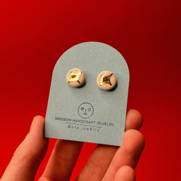 Серьги-гвоздики круглые, нежно-розового цвета, с золотом, керамика, РБ