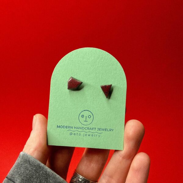 Серьги-гвоздики "Осколки", бордового цвета, керамика, РБ