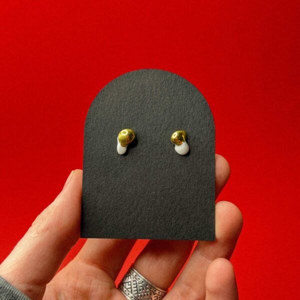 Серьги-гвоздики "Природные формы", бело-золотого цвета, фарфор, РБ