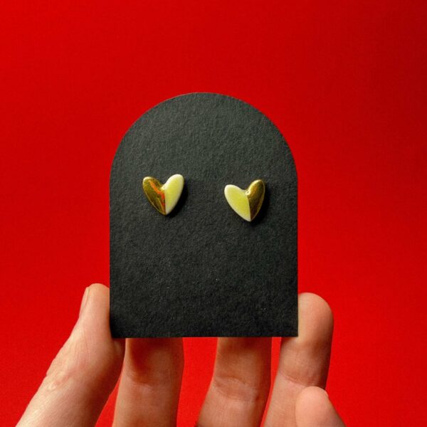 Серьги-гвоздики с золотом "Сердечки", желто-зеленого цвета, фарфор, РБ