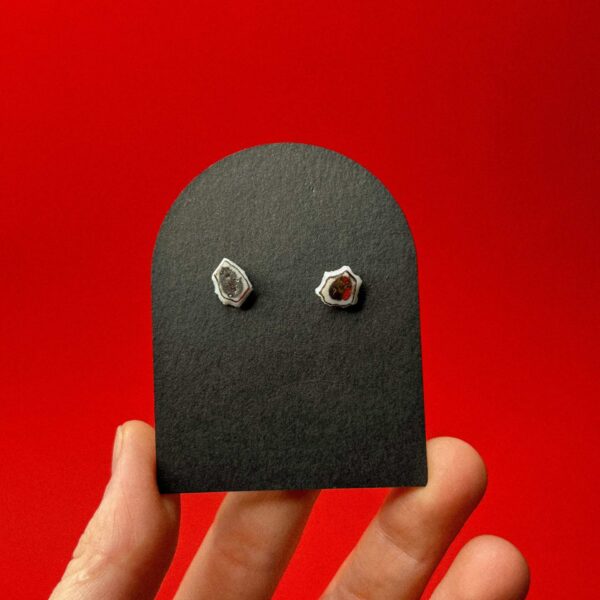 Серьги-гвоздики "Осколки", молочно-серебряного цвета, фарфор, РБ