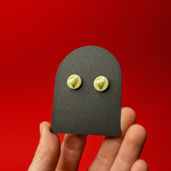 Серьги-гвоздики круглой формы с золотом "Сердечки", желтого-зеленого цвета, фарфор, РБ