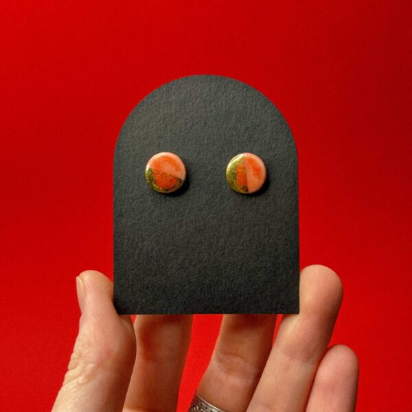 Серьги-гвоздики "Круглые" с золотом, персикового цвета, фарфор, РБ