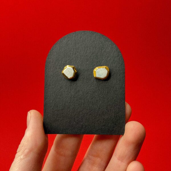 Серьги-гвоздики "Осколки", молочно-золотого цвета, фарфор, арт 1 РБ