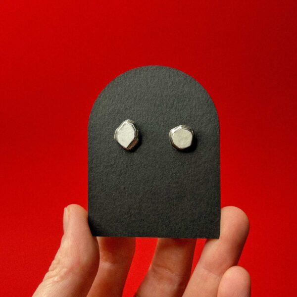 Серьги-гвоздики "Осколки" серебряно-белого цвета, фарфор, РБ