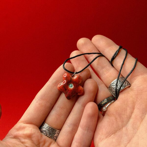 Кулон в форме цветочка, красно-коричневого цвета в крапинку, РБ