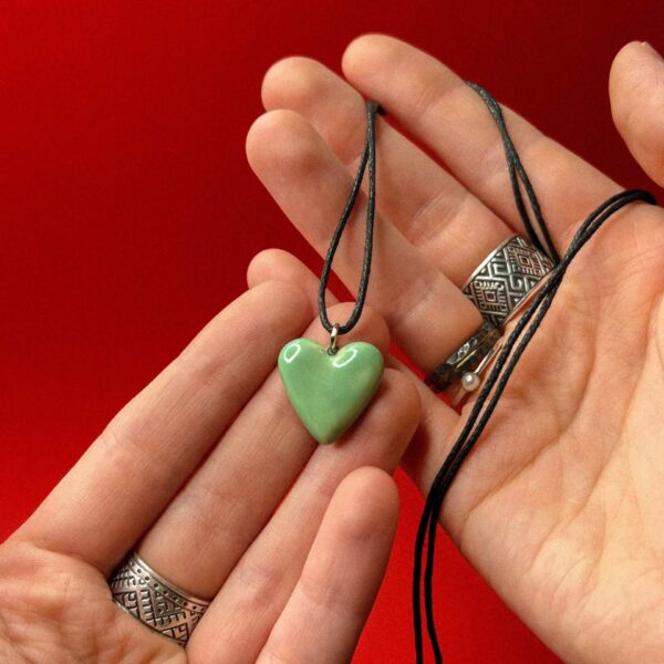 Кулон в форме сердца, нежно-зеленого цвета, РБ