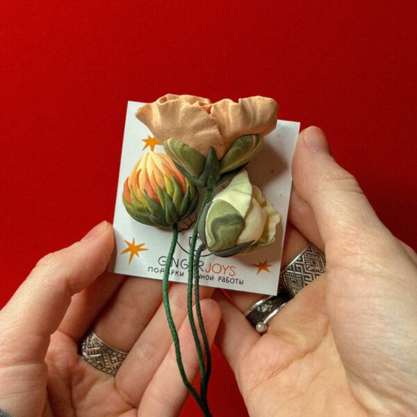 Набор брошек из пиона и клевера светло-персикового цвета и бутона пиона бежевого цвета, РФ