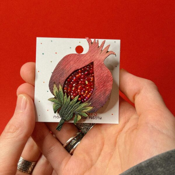 Брошь "Гранат", дерево+ бисер, арт. 1, РБ