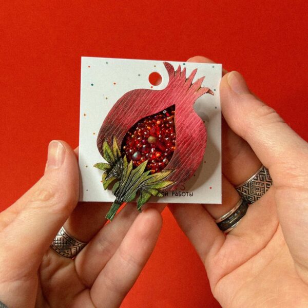 Брошь "Гранат", дерево+ бисер, камни, арт. 16, РБ