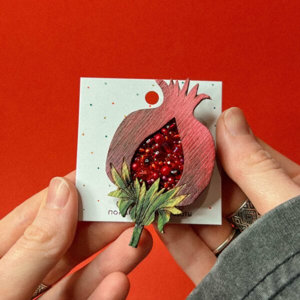 Брошь "Гранат", дерево+ бисер, арт. 11, РБ