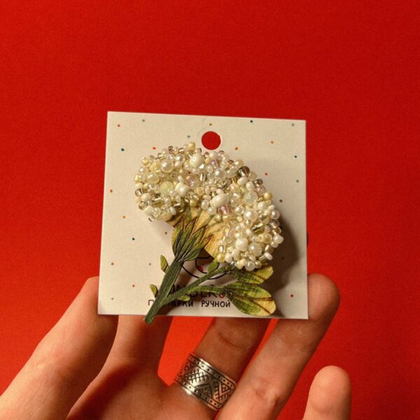 Брошь "Гвоздика белая", дерево+ бисер, арт. 1, РБ