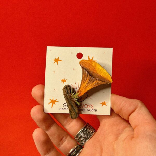 Деревянная брошь "Лисичка на дереве", РБ