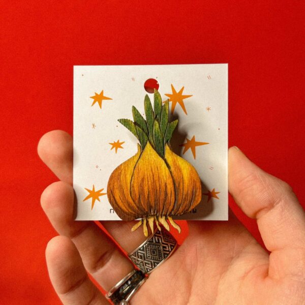 Деревянная брошь "Лук репчатый", арт. 3, РБ