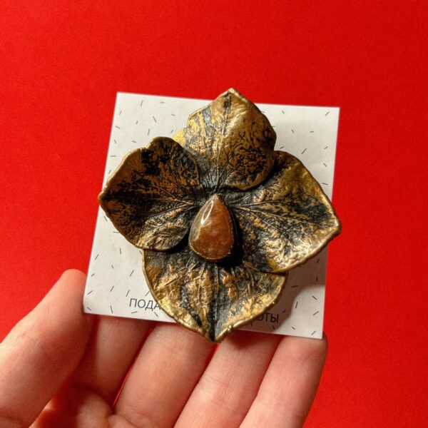 Медная брошь "Орхидея" с натуральным камнем-солнечный агат, РФ