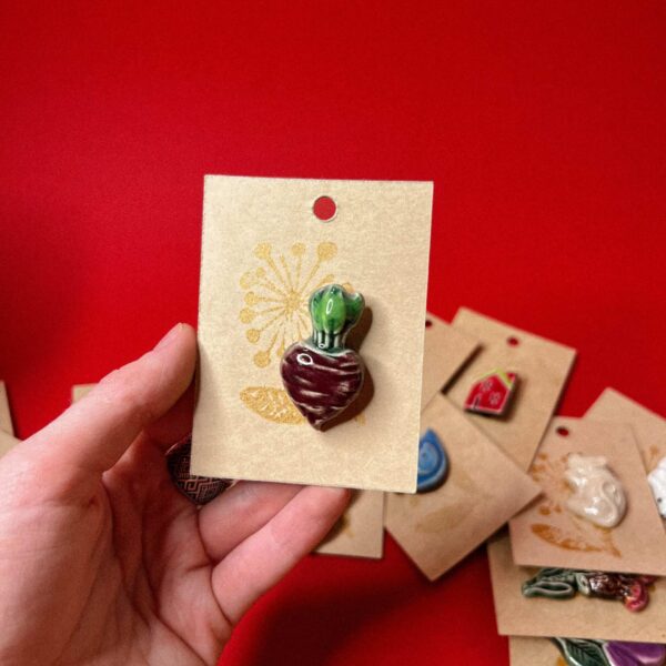 Керамическая брошь "Свёкла", РФ