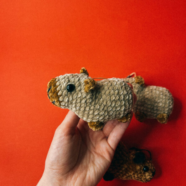 Вязанный брелок "Серо-коричневая капибара", РФ