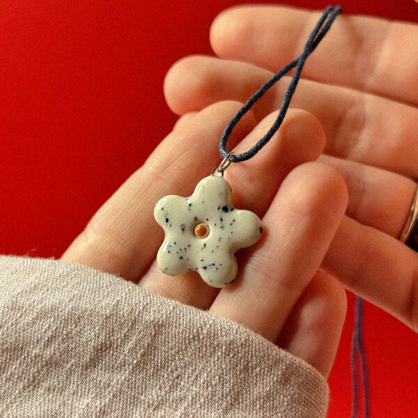 Керамический кулон молочного цвета в форме цветочка "Белая ночь", РФ