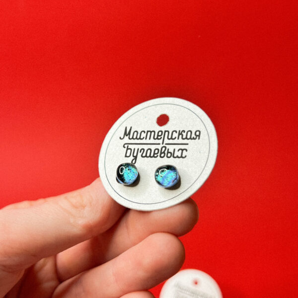 Серьги-гвоздики из дихроического стекла с сиянием голубого цвета, № 33, РБ