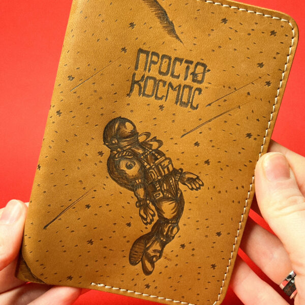 Обложка для паспорта «Космонавт, просто космос», коричневого цвета, натуральная кожа+ руч. гравировка, РФ